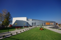 Basen w Przysusze oblegany przez pływak&oacute;w